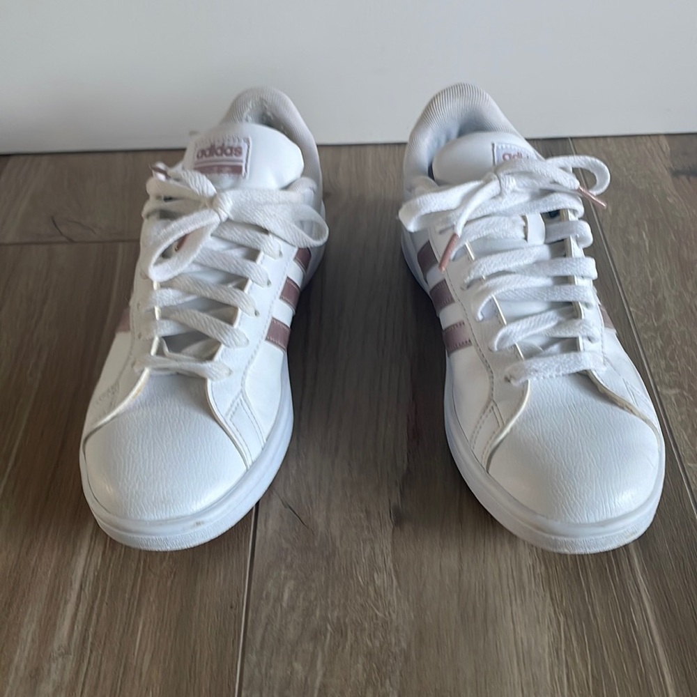 Used Adidas Women’s sneakers size 8 in white